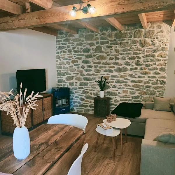Near Carcassonne Charming village house, hotel em Roullens