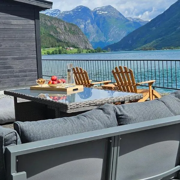 Modern lakefront apt with view - EV plug, Hotel in Stryn