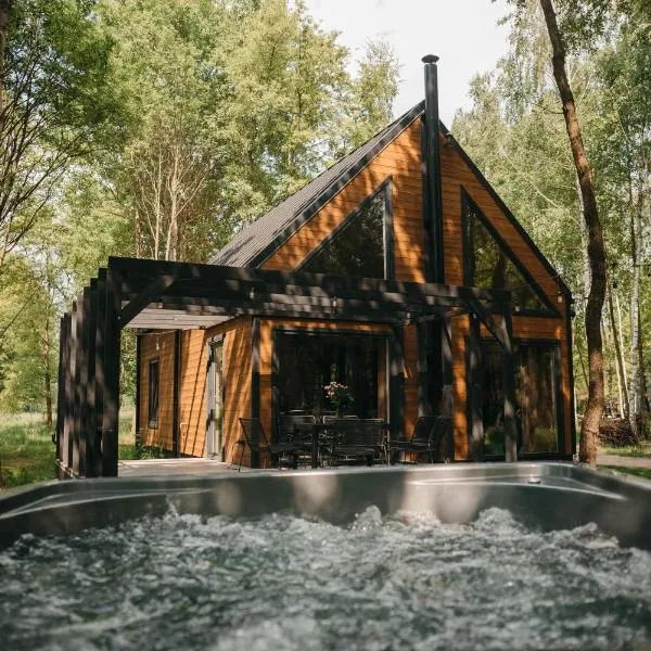 GreenWood I - Leśny dom z prywatnym jacuzzi w cenie, hotel in Tuliska