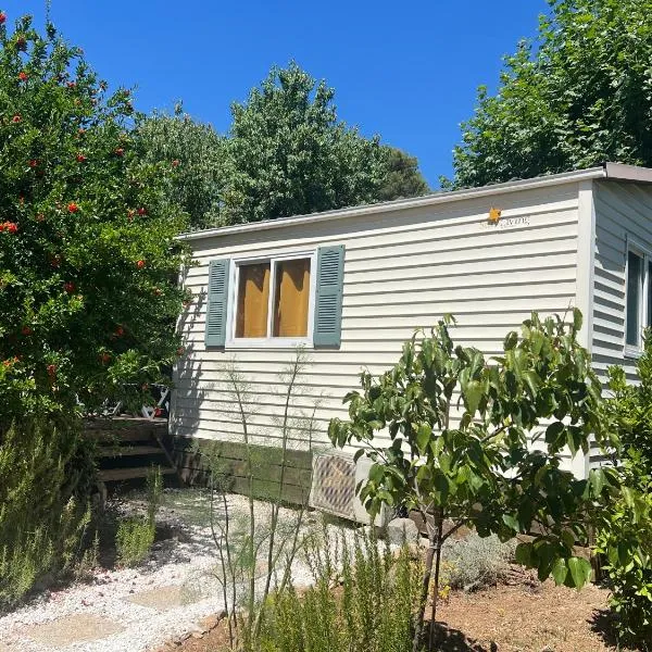 Mobil home devant un grenadier, hotel Gémenos-ban