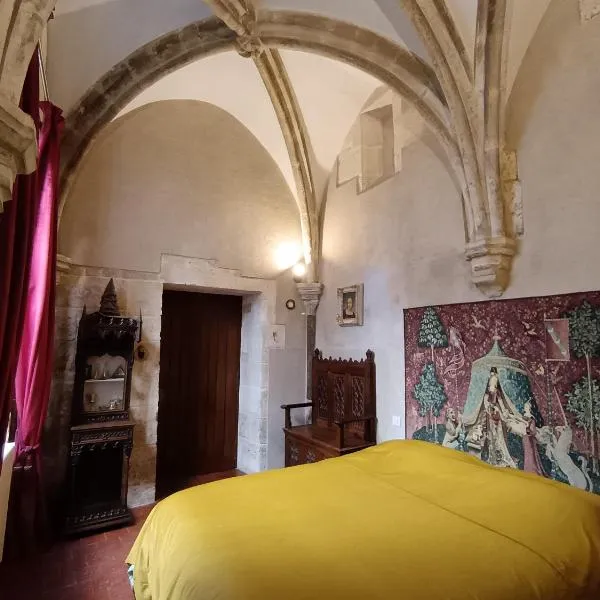Suite des 7 Sorciers, nuit dans une Chapelle d'un Manoir Magique, hotelli kohteessa Bourges