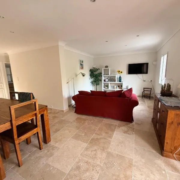 Bas de villa avec jardin - Centre ville et Plage à pied, khách sạn ở Sainte-Maxime