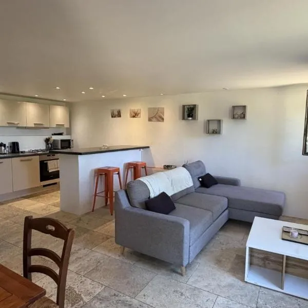Appartement Type T3 Rdc avec Terrasse Occhiatana, hotel in Occhiatana