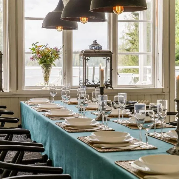 Historic lakeside villa - sauna, ski, boat, 20 guests, хотел в Sunnansjö