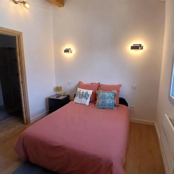 chambre avec salle de bain privative: Hendaye şehrinde bir otel