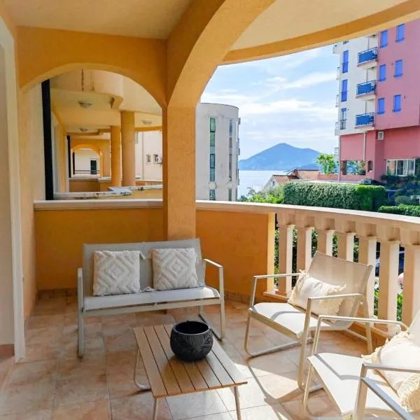 Pržno Coastal Dream - Luxury Spacious Holiday Condo with Sea view, hotel em Pržno