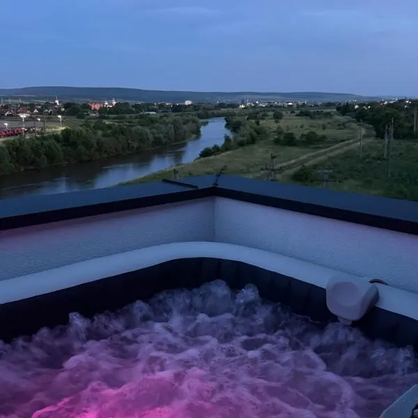 River View Penthouse & Jacuzzi, Hotel in Reghin