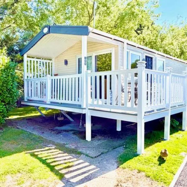Luxury 2 Bed Caravan With Decking - Sleeps 4 - at Broadland Sands Park、ローストフトのホテル