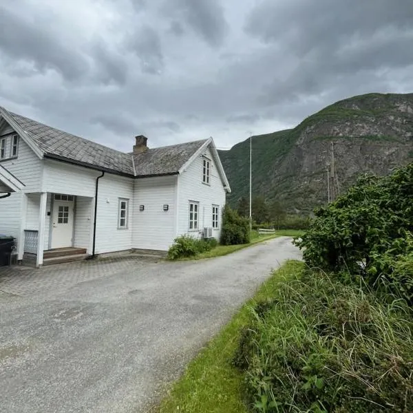 Feriehus Lærdal, Hotel in Æri