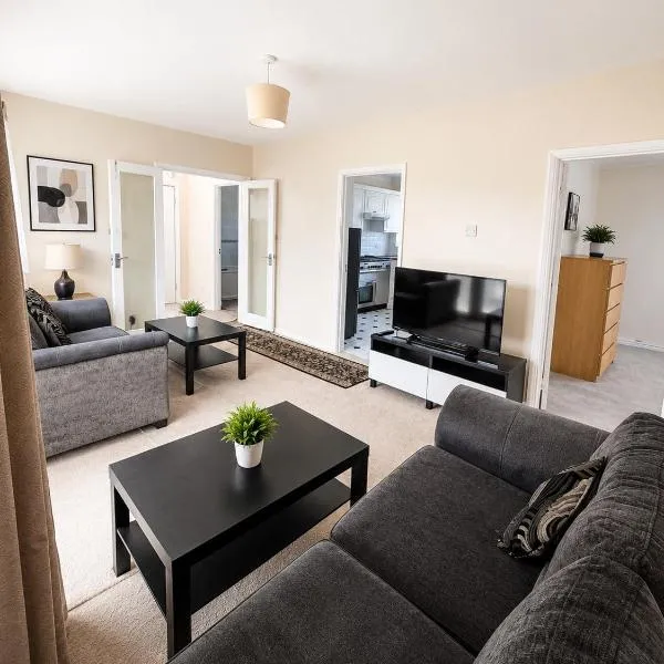 Spacious 2 bedroom apartment near Wembley stadium with free parking: Londra'da bir otel