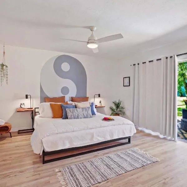 The YinYang - King Bed , Workspace , Full Kitchen, מלון בגיינסוויל