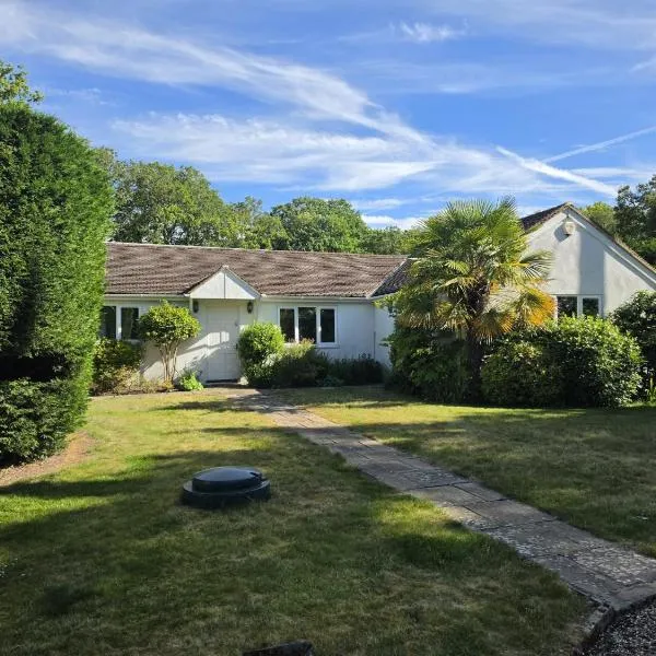 The Bungalow at Grove House, hotel in Woking