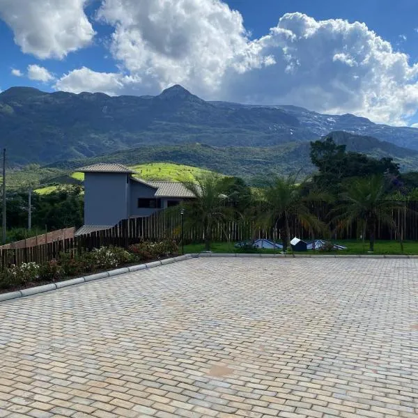 House in Catas Altas with beautiful mountain views, hotel v mestu Catas Altas
