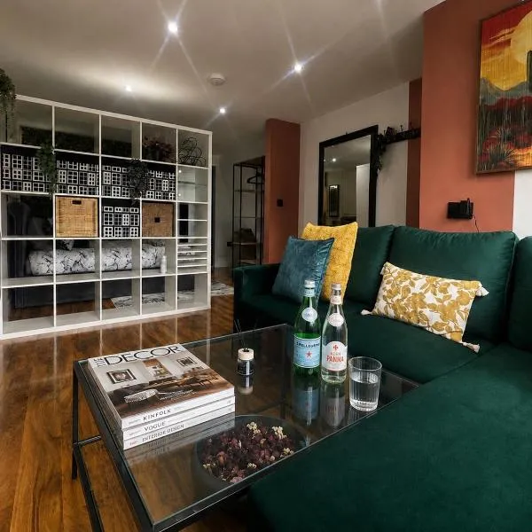 Stylish 1-Bed Apartment in Chester with Parking & Full Kitchen, hotel in Chester