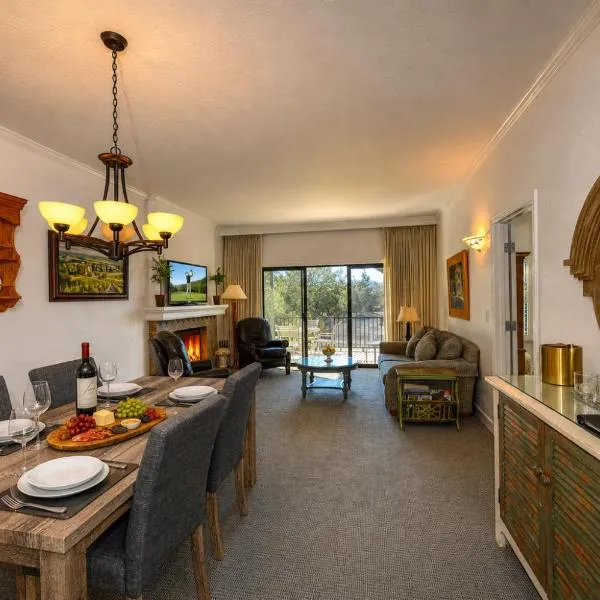 Spacious 2BR condo with pool, fireplace,at Silverado Country Club、ナパのホテル