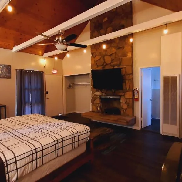 Sherwood Arms Motel, hotel u gradu Running Springs