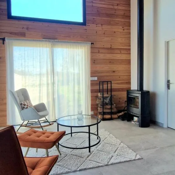 Pinéa Lodge - Chalet Authentique en Pin des Landes – hotel w mieście Saint-Yaguen
