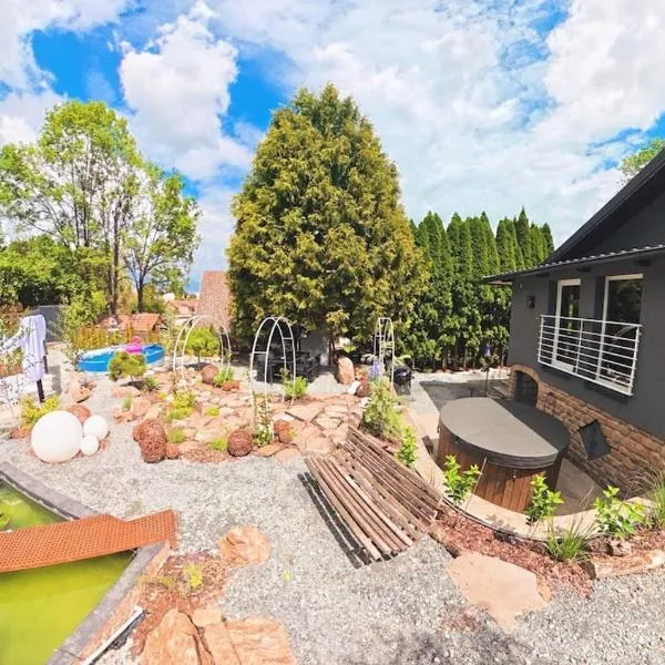 Secret Garden Retreat - Pool & Hot Tub、Drahobudiceのホテル