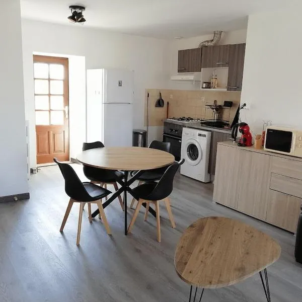 T3 Cosy avec grand balcon, מלון בMontsalvy