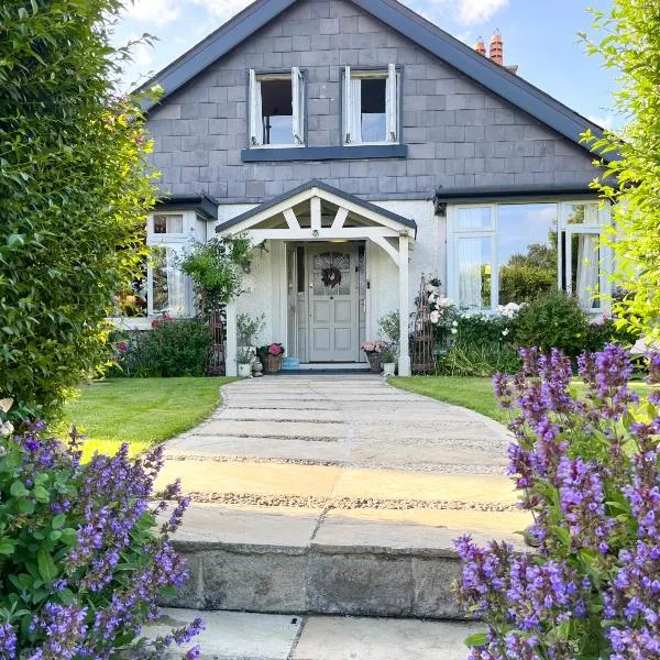 The Artist Residence Dublin Boutique B&B, hotel in Sutton