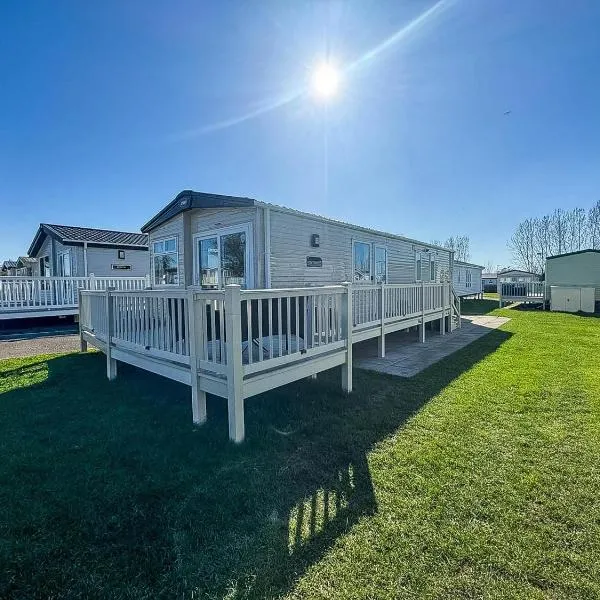 Amazing Caravan With Decking At Manor Park In Hunstanton Ref 23007W, hotel in Hunstanton