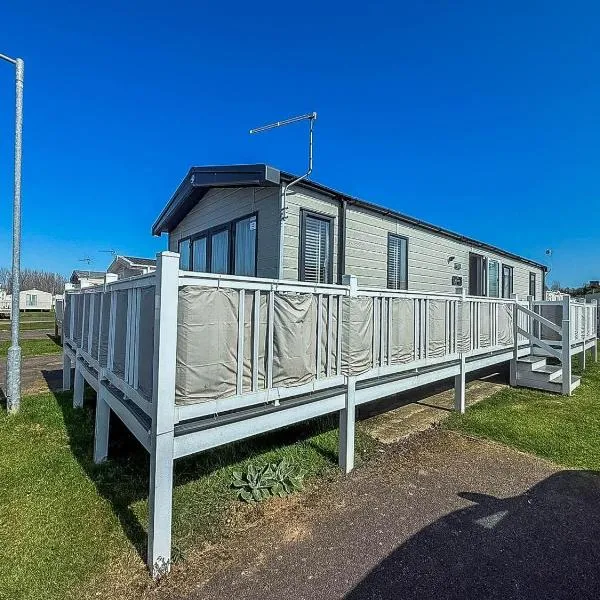 Stunning Caravan With Decking At Manor Park In Norfolk Ref 23015C, hotel in Hunstanton
