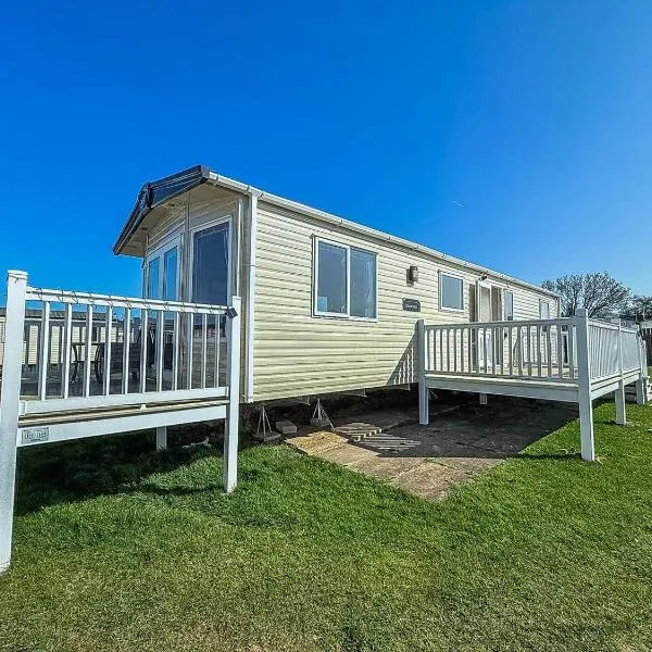 Modern 6 Berth Caravan With Front Decking At Manor Park, Hunstanton Ref 23015T, hotel in Hunstanton