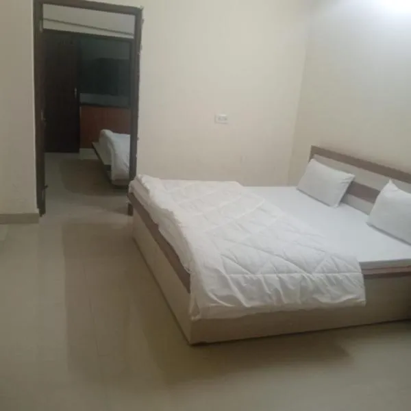 New Vybent Hotel Kainchi Dham, хотел в Bhowāli