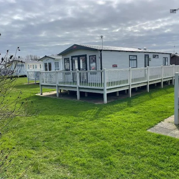 Modern 4 Berth Caravan With Decking At Manor Park, Hunstanton Ref 23002H, hotel v destinácii Hunstanton
