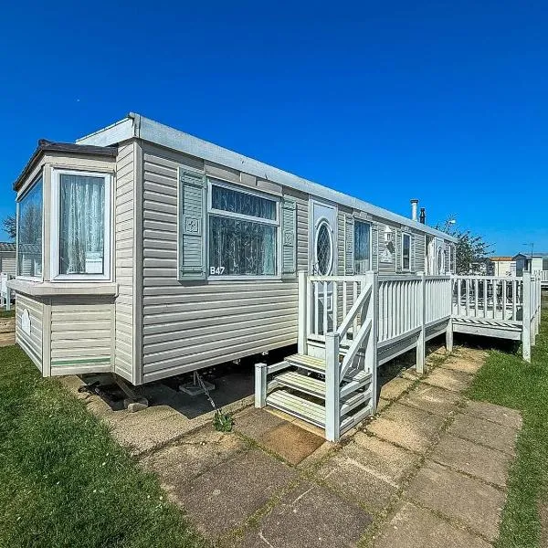 Spacious Caravan For Hire In Hunstanton At Manor Park Holiday Park Ref 23047B, hotel in Hunstanton
