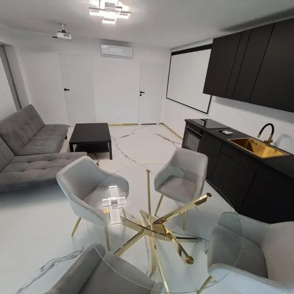 Golden Pearl Apartments, hotel u gradu Debina