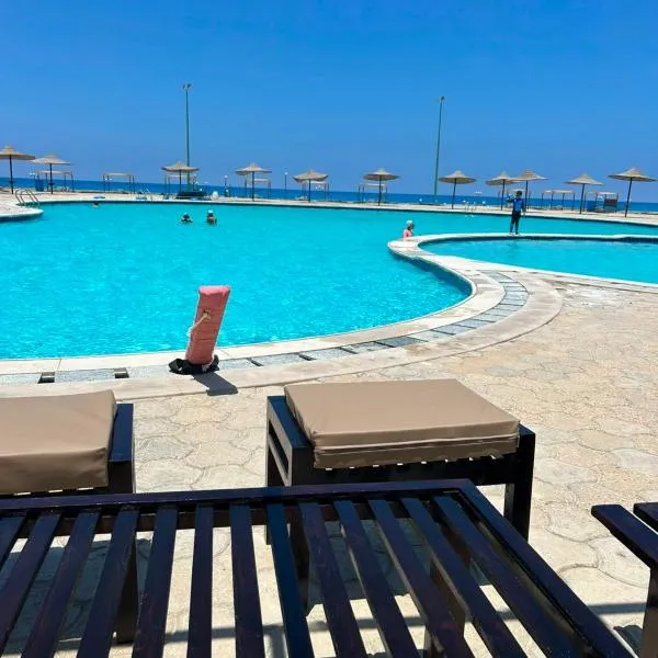 See view Chalet 3 bedrooms Doaa elsmaa north cost stand alone 1 Ac 2 fans for family only、Dawwār ‘Abd Allāhのホテル
