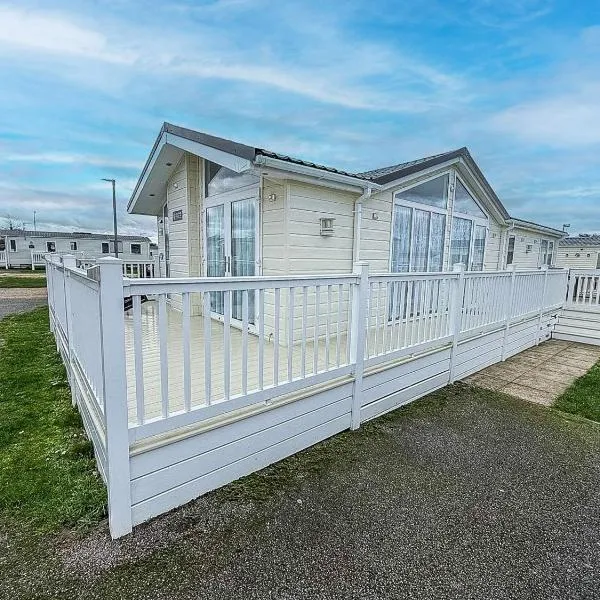 Stunning Lodge With Decking At Manor Park Near Hunstanton Beach Ref 23066W, Hotel in Hunstanton