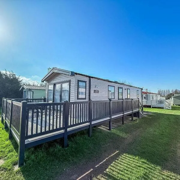 Stunning 6 Berth Caravan With Decking At Manor Park, Near Hunstanton Ref 23068C, hotel in Hunstanton