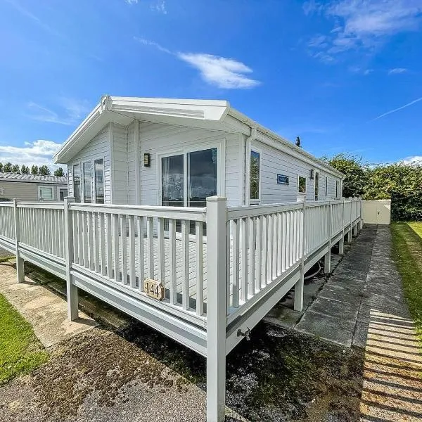Luxury Lodge With Decking In Hunstanton At Manor Park Ref 23144K, hotel v destinaci Hunstanton