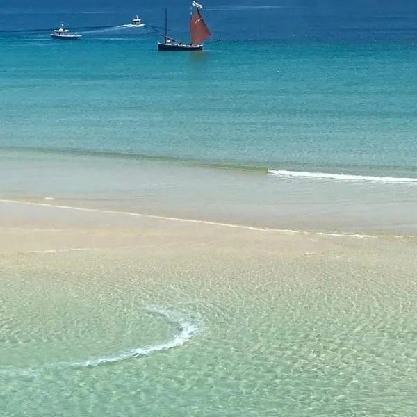 Sea & Lighthouse Views Patio & Parking, Hotel in St Ives
