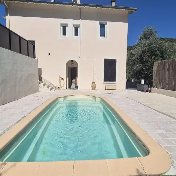 Charmante Villa individuelle Niçoise avec piscine privée proche Monaco، فندق في Peille