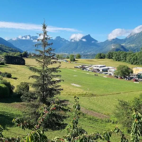 L'OBSERVATOIRE JACUZZI VUE PARAPENTE 6 personnes, Hotel in Talloires-Montmin