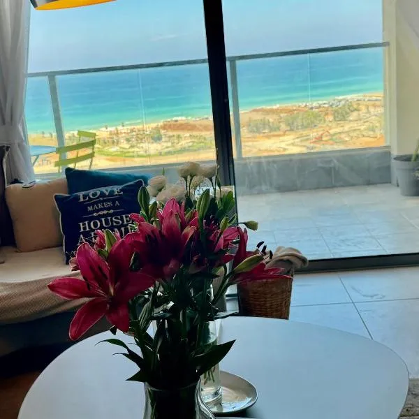 Amazing sea View, steps to beach, near Tel-aviv, hotel v destinaci Bat Jam