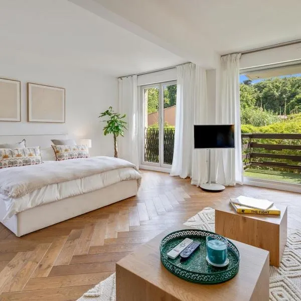 5 minutes from the port - large & beautiful studio - pool & parking, hotel u Sen Tropeu