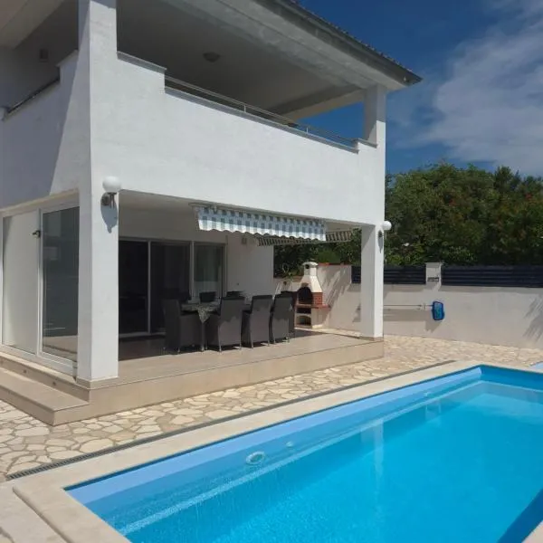 Villa Carnizza - private villa with pool and jacuzzi, hotel v destinaci Krnica