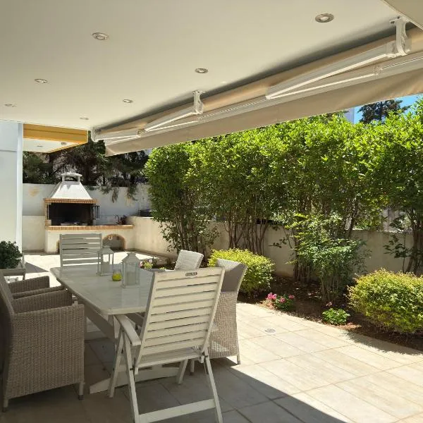 Glyfada Garden Retreat 2 Bedroom Terrace Apartment, ξενοδοχείο στην Αθήνα