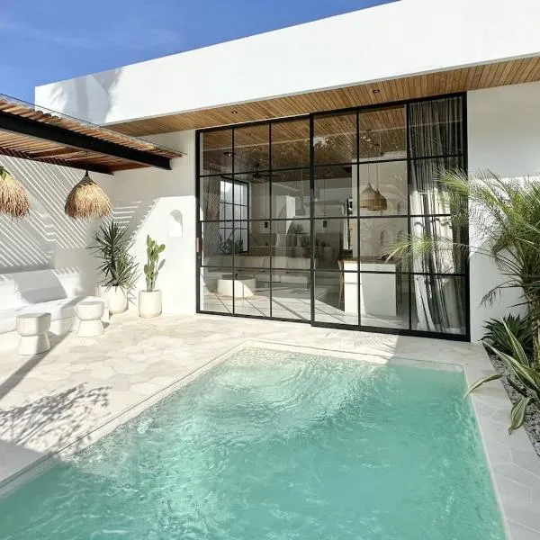 The Suites by The Young Villas, hotel in Uluwatu