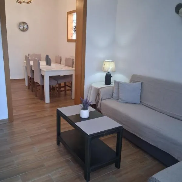 Avli Apartment Skiathos - Quiet Stay in Skiathos Town, hotel in Skiathos