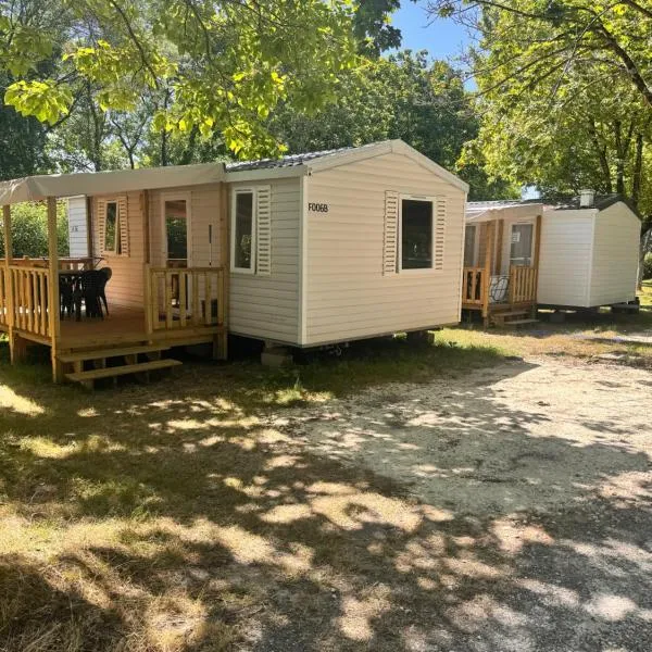 Camping les sablons, מלון בVergeroux