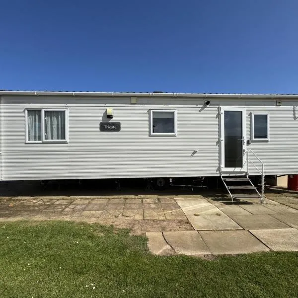 Modern 6 Berth Caravan At Sand Le Mere Park, Yorkshire Ref 71002D, hotel in Tunstall