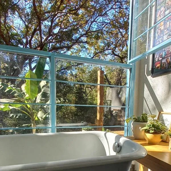 Sitio Cocoroca - casa com banheira, vista para a mata e acesso ao rio, Hotel in Sao Jorge