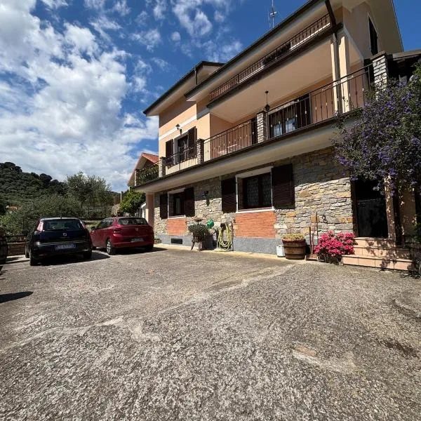 Cozy two-room apartment 10 min from the sea by car, hotel a Diano Castello