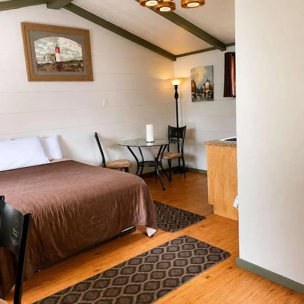Room 15-1 Queen Suite-Woodland Motor Lodge, hotel em Grayling