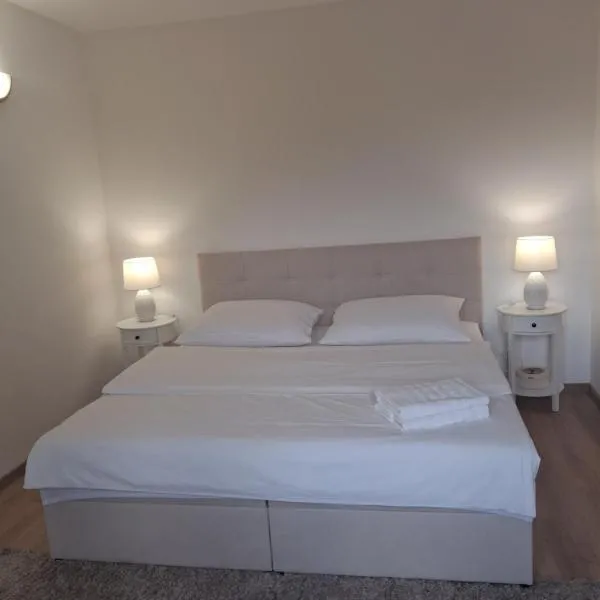 Pod jedľou, hotel u gradu Liptovski Trnovec